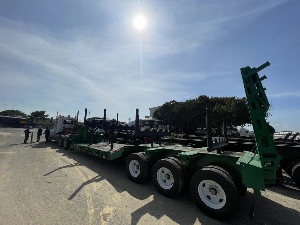 SEMIRREMOLQUE TIPO CAMA BAJA 13.5 MT 3 EJES PARA 12 LLANTAS CAP 40 TON